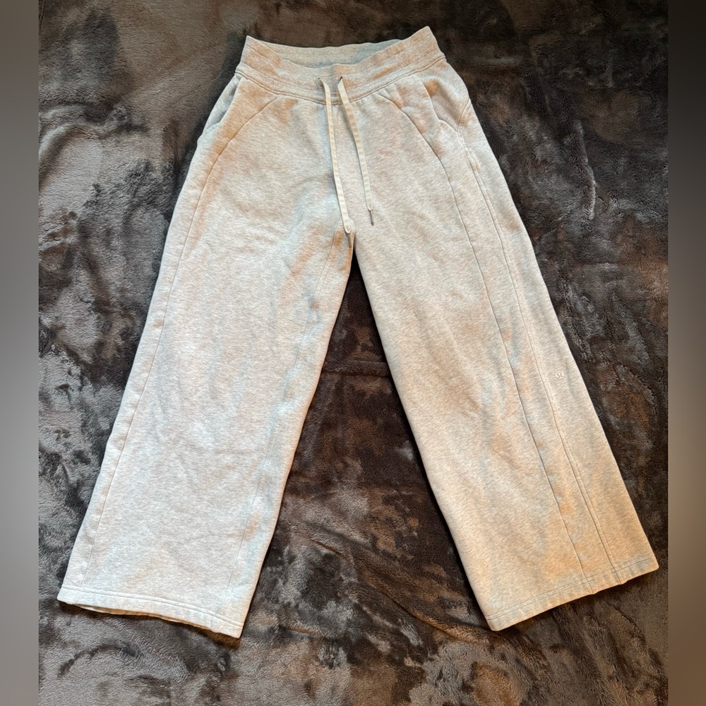 Lululemon Scuba Mid-Rise Wide-Leg Pant in Heathered Core Ultra Light Grey